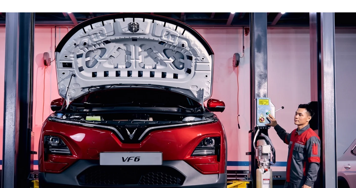 Kỹ thuật viên kiểm tra xe điện VinFast